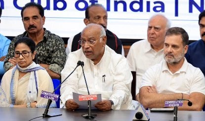 INDIA Alliance Meeting | चुनाव आयोग के खिलाफ रणनीति बनाने दिल्ली में जुटेगा