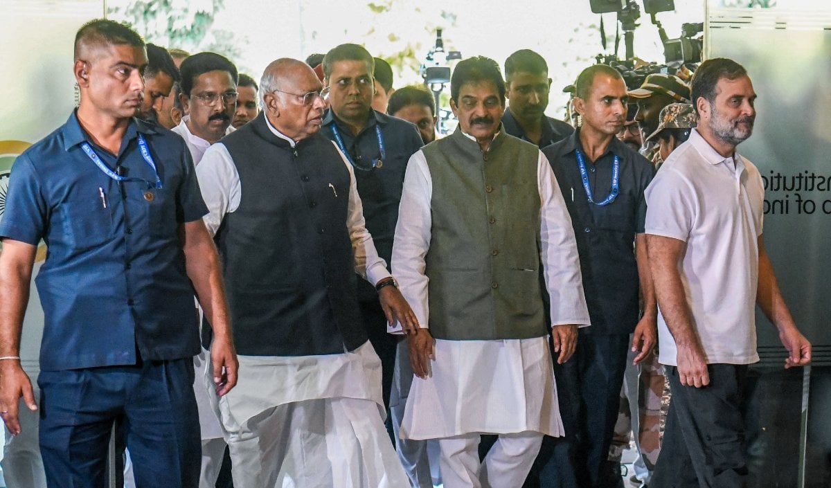 INDIA Bloc की बैठक में Mallikarjun Kharge ने EVM और SIR पर उठाए सवाल, रखीं 6 मांगें