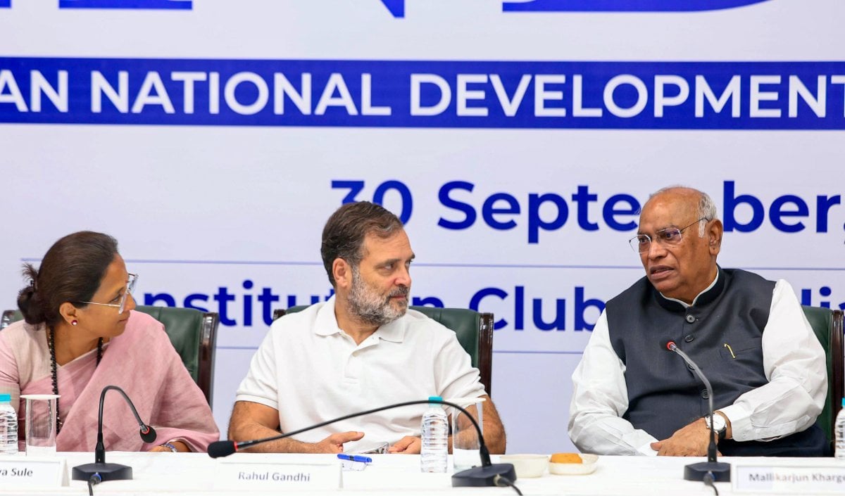 CEC Gyanesh Kumar को क्यों मिली कानूनी छूट? Rahul Gandhi ने PM Modi पर साधा तीखा निशाना