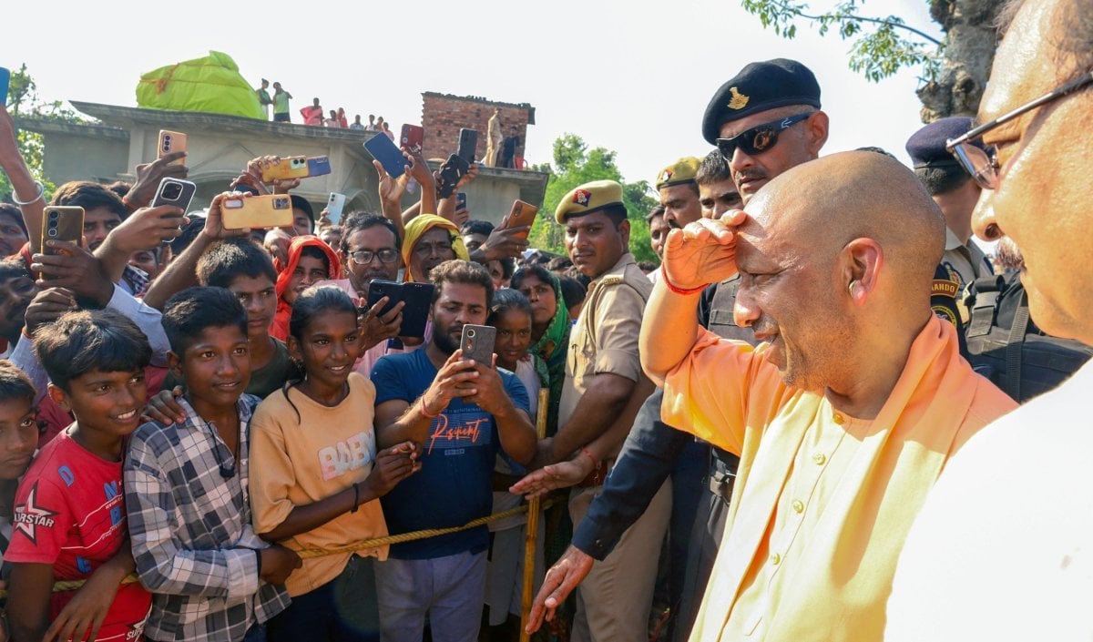 Kushinagar Flood Ground Zero पर CM Yogi: पीड़ितों को Relief Kits, 10 दिनों में फसल का मुआवजा