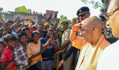 Kushinagar Flood Ground Zero पर CM Yogi: पीड़ितों को Relief Kits, 10 दिनों में फसल का मुआवजा