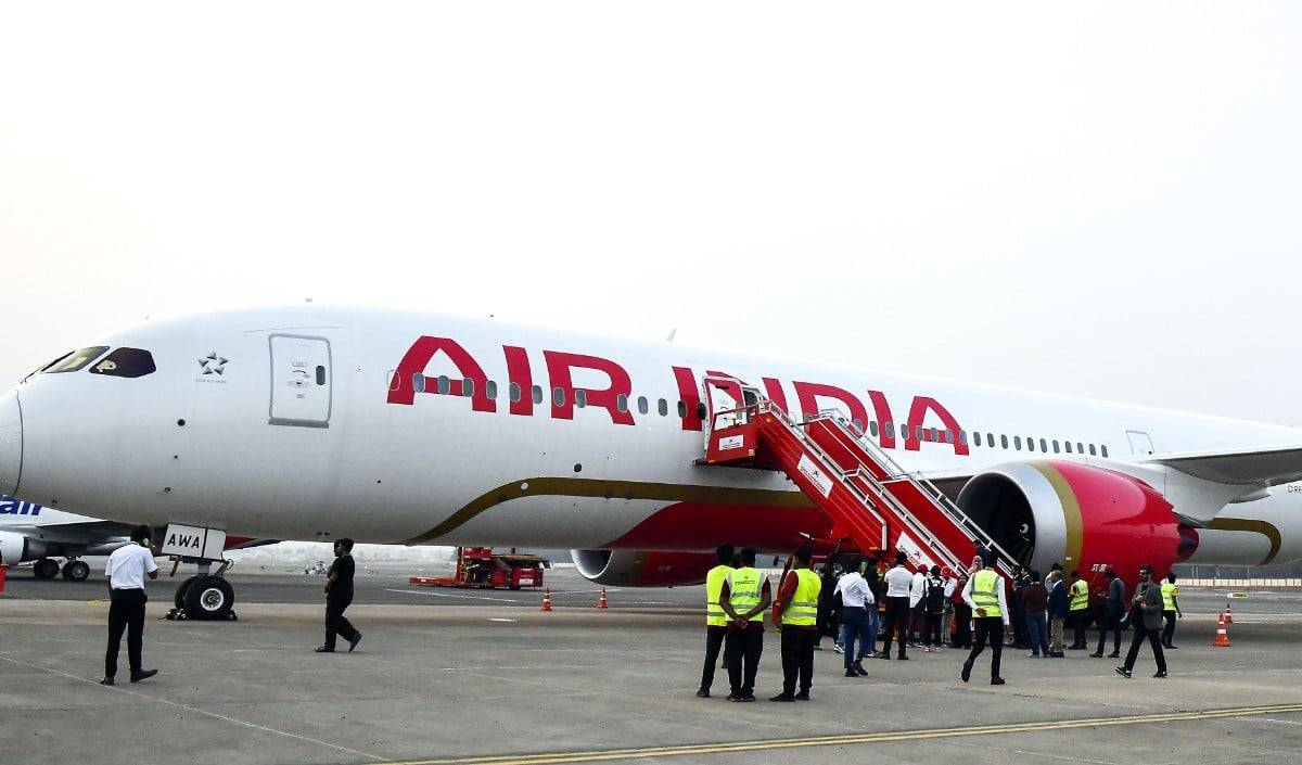 Air India Phuket Delhi Flight हादसे की शुरुआती जांच, हवा में तीनों हाइड्रोलिक सिस्टम हुए फेल, उतरने के बाद पायलट निकला 