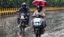 Delhi में अचानक बदला मौसम, घने बादल और तेज बारिश से मिली राहत; जानें अगले 3 दिन कैसा रहेगा मौसम