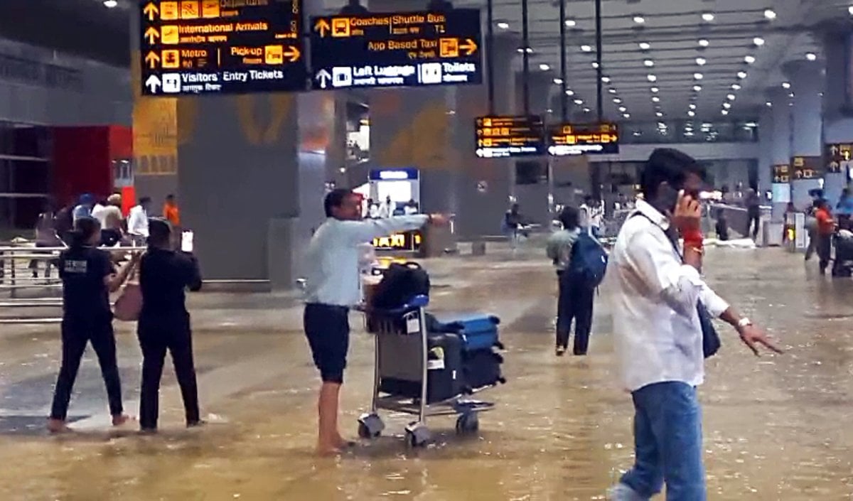 Delhi Rain: भारी बारिश के बाद IGI Airport के गेट पर भरा पानी, यात्रियों को हुई परेशानी
