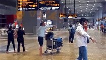 Delhi Rain: भारी बारिश के बाद IGI Airport के गेट पर भरा पानी, यात्रियों को हुई परेशानी