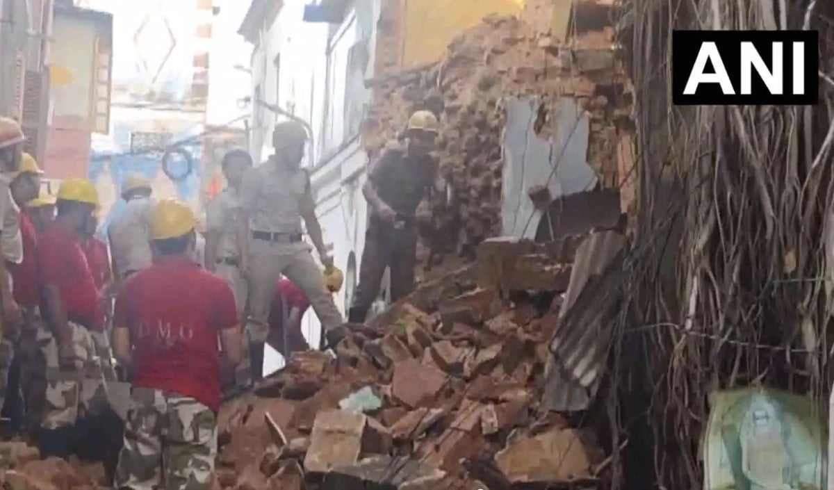 Kolkata में अचानक भरभराकर गिरी इमारत, सड़क पर मलबे का ढेर; राहत-बचाव अभियान जारी