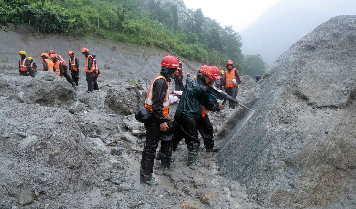 Nepal Floods Rescue | नेपाल में कुदरत के कहर के बीच चमत्कार! भयानक बाढ़ के 9 दिन बाद सुरंग से 2 लोग जिंदा निकले, कई और आवाज़ें आईं