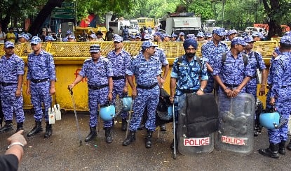 जंतर-मंतर पर बवाल! छात्रा का आरोप- 