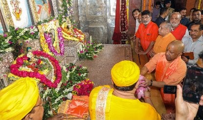 Janmashtami पर कृष्णभक्ति में डूबे CM Yogi, श्रीकृष्ण जन्मभूमि में भगवान के दर्शन और विशेष पूजा-अर्चना की