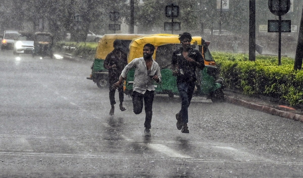 Delhi-NCR Heavy Rain | लगातार दूसरे दिन भारी बारिश से जलभराव और ट्रैफिक जाम, IMD का येलो अलर्ट जारी