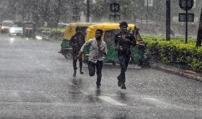 Delhi-NCR Heavy Rain | लगातार दूसरे दिन भारी बारिश से जलभराव और ट्रैफिक जाम, IMD का येलो अलर्ट जारी