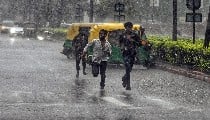 Delhi-NCR Heavy Rain | लगातार दूसरे दिन भारी बारिश से जलभराव और ट्रैफिक जाम, IMD का येलो अलर्ट जारी