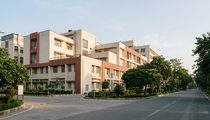 Sir Ganga Ram Hospital के डॉक्टरों ने महिला के गले से निकाला 15x10 सेमी का Thyroid Tumor