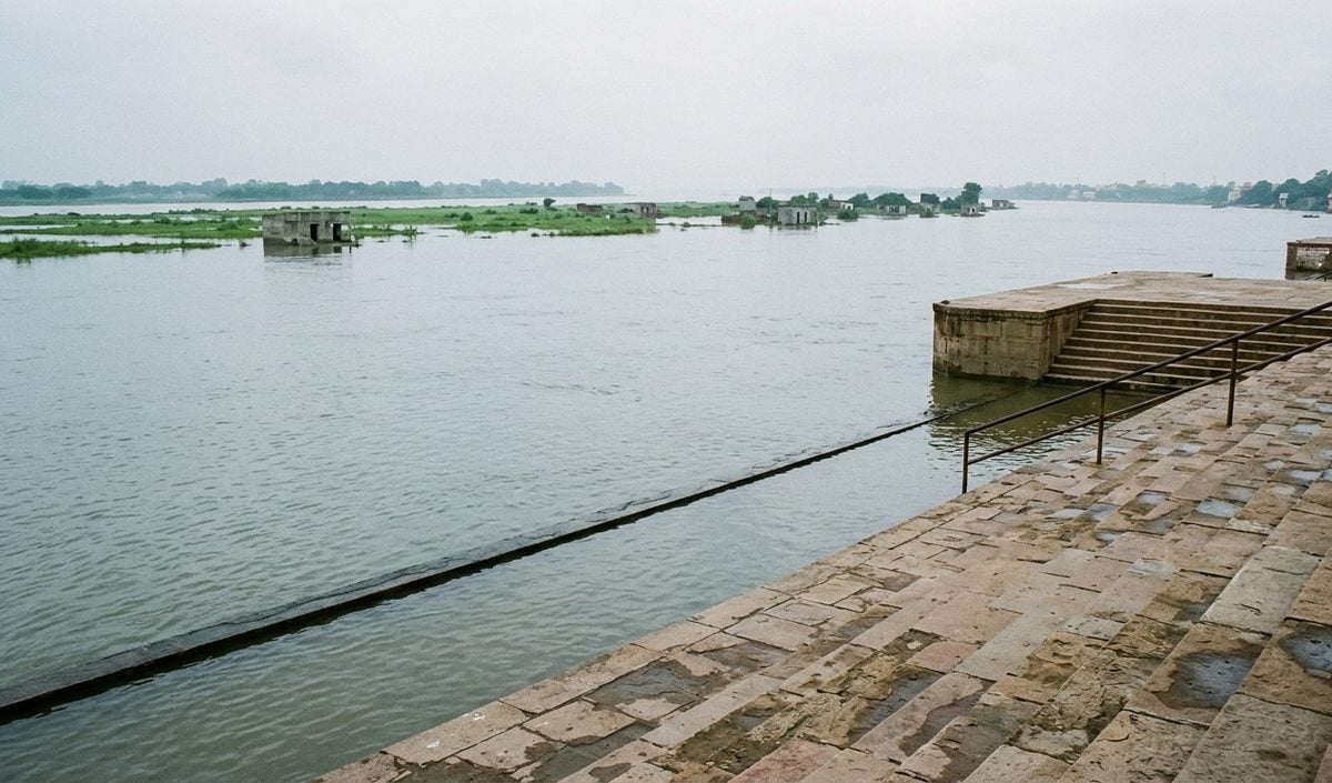 Bihar Flood: Patna के Gandhi Ghat पर गंगा का जलस्तर HFL पार, 11 जिलों में 19 लाख लोग प्रभावित Bihar Flood: Patna के Gandhi Ghat पर गंगा का जलस्तर HFL पार, 11 जिलों में 19 लाख लोग प्रभावित