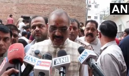 कितने छात्र फंसे हैं, कहना मुश्किल... Satya Niketan Building Collapse पर BJP MLA का बड़ा बयान