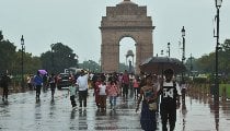 Delhi-NCR में फिर बरसे बादल, कई इलाकों में भारी बारिश का रेड अलर्ट