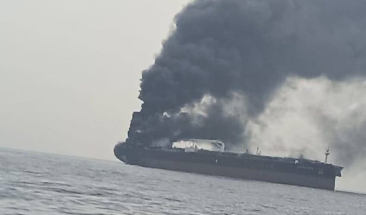 Strait of Hormuz में फिर बढ़ा भारी तनाव: Iran का तीन Oil Tankers पर हमले का बड़ा दावा