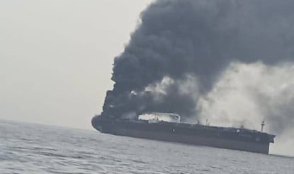 Strait of Hormuz में फिर बढ़ा भारी तनाव: Iran का तीन Oil Tankers पर हमले का बड़ा दावा
