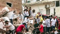 'बचाओ-बचाओ' चिल्ला रहे मलबे में दबे बच्चे! चश्मदीदों ने बताया Satya Niketan Building Collapse का खौफनाक मंजर