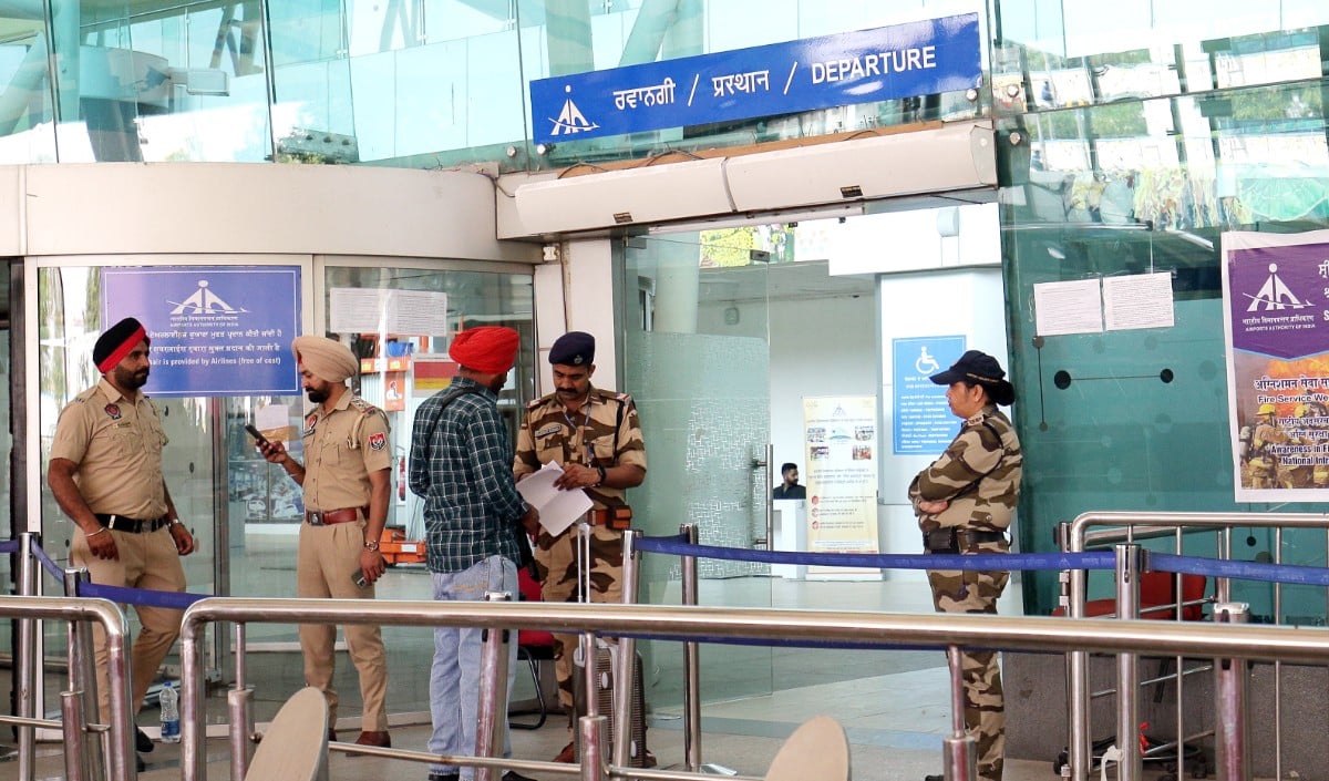 Amritsar Airport High Alert | अमृतसर एयरपोर्ट पर हाई अलर्ट! रनवे के पास दिखे संदिग्ध ड्रोन, 7 फ्लाइट्स का रूट बदला गया