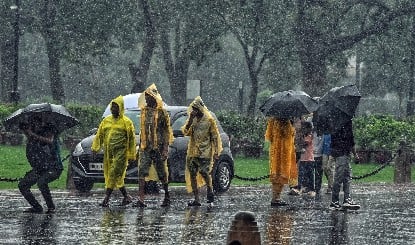 Delhi IMD Weather Alert | देशभर में बदला मौसम का मिजाज! IMD ने दिल्ली, UP, बिहार समेत कई राज्यों में भारी बारिश और आंधी का अलर्ट जारी किया