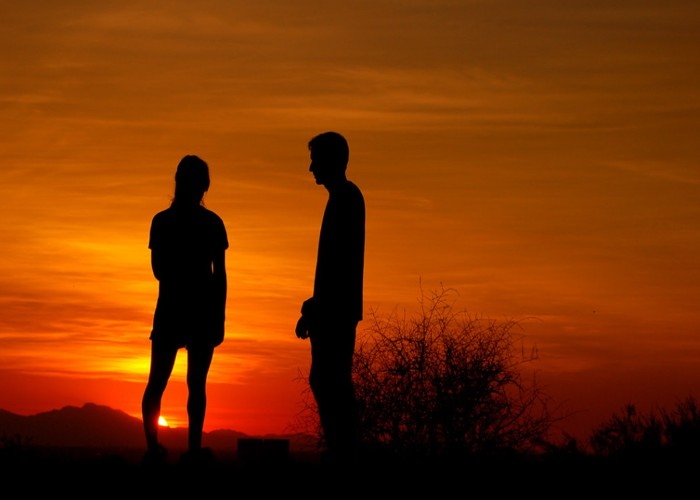 Relationship Trends: साथ होते हुए भी आपके साथ नहीं है पार्टनर, कहीं आप भी फबिंग के शिकार तो नहीं
