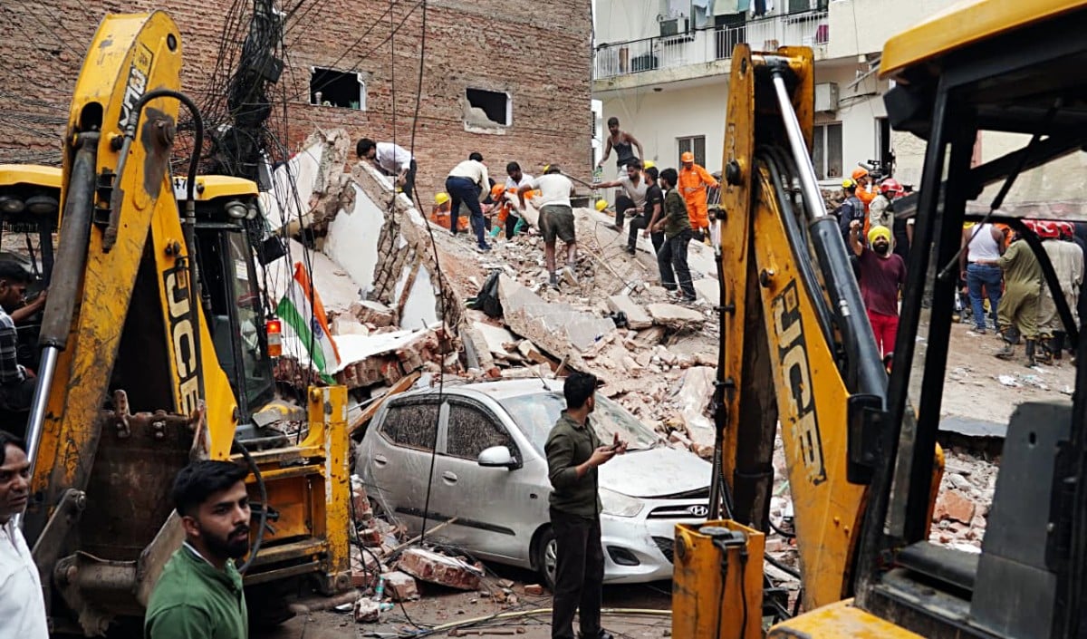 Satya Niketan Building Collapse | दिल्ली में इमारत ढहने से छह लोगों की मौत, मलबे से 11 लोगों को निकाला गया