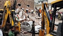 Satya Niketan Building Collapse: 7 मौतों के बाद एक्शन में MCD, Deputy Commissioner सहित 5 अधिकारी सस्पेंड