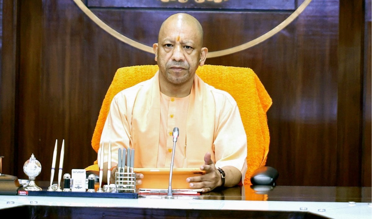 UP Outsourced Employees: Yogi Govt की नई व्यवस्था, बिचौलियों की मनमानी होगी खत्म! जानें फायदे और चुनौतिया