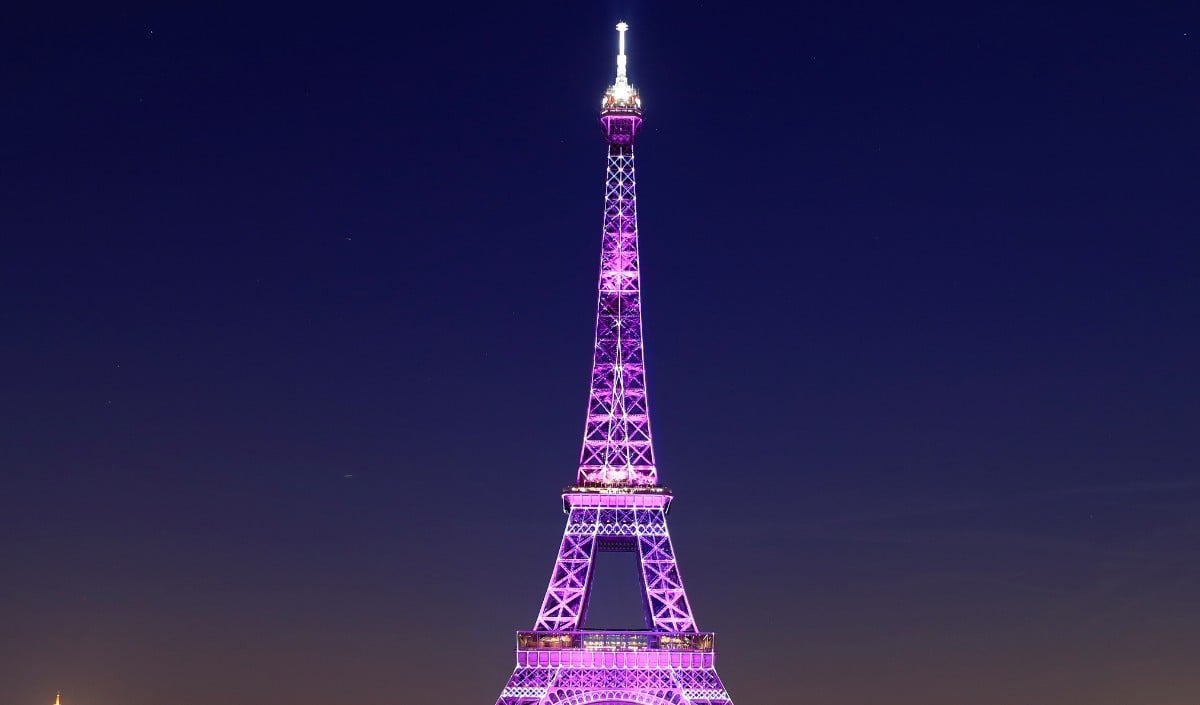 Explained Eiffel Tower Controversy | एफिल टॉवर पर लैंगिक भेदभाव का आरोप! विदेशी प्रतिनिधिमंडल के दौरे पर महिला कर्मियों को हटाने पर छिड़ा महाविवाद