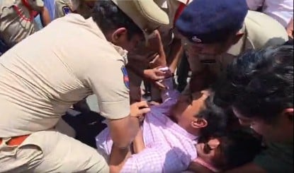 Telangana Politics: पुलिस गुंडों को KCR के घर पहुँचा रही, हिरासत में लिए गए KTR के Congress पर तीखे प्रहार
