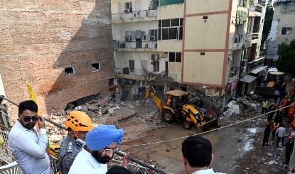 Satya Niketan Building Collapse | बगल की जर्जर इमारत को चरणों में ढहाने की तैयारी, MCD ने दिए दिल्लीभर में सर्वे के आदेश