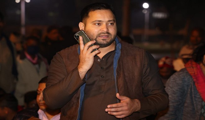 तेजस्वी यादव ने धरना स्थल से पटना के जिलाधिकारी को लगाया फोन, वीडियो हुआ वायरल