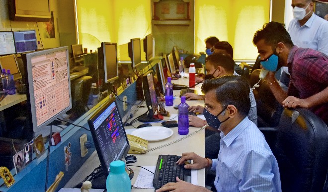सेंसेक्स 50,000 अंक के पार पहुंच कर फिसला, इन कंपनियों के शेयर गए नीचे