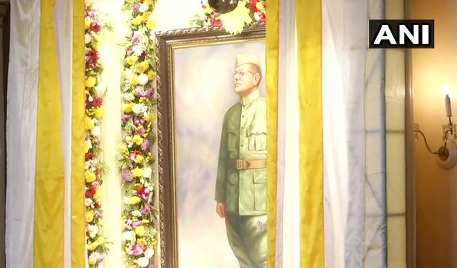 राज्यपाल धनखड़ ने नेताजी की तस्वीर का किया अनावरण, बोले- उनके दिखाए मार्ग पर युवाओं को आगे बढ़ना चाहिए