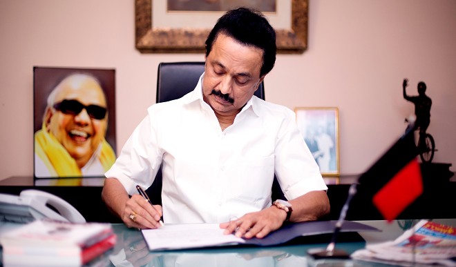 भगवान मुरंगा के भाले के साथ नजर आए थे स्टालिन, पलानीस्वामी ने लगाया छल करने का आरोप