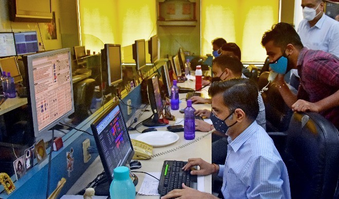 बाजार में बजट से पहले रहेगा उतार-चढ़ाव, 340 अंक से अधिक बढ़ा सेंसेक्स