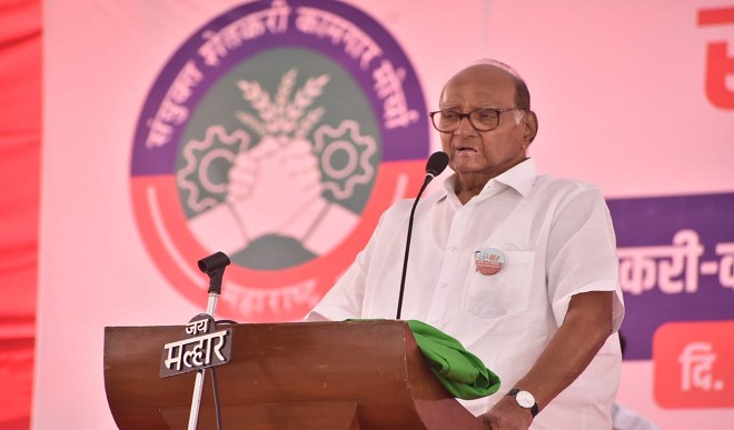 आजाद मैदान की किसान रैली में शामिल हुए शरद पवार, बोले- राज्यपाल के पास किसानों से मिलने का वक्त नहीं