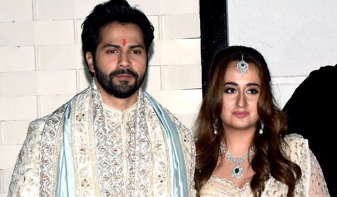 सामने आयी वरुण धवन के हल्दी समारोह की तस्वीरें, दोस्तों के साथ दिखाया दुल्हे ने स्वैग