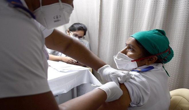 टीकों के खिलाफ अफवाहों पर रोक लगाने के लिए केंद्र ने राज्यों को दिए यह निर्देश