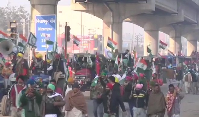 सिंघू और टिकरी बॉर्डर पर पुलिस के अवरोधक तोड़ दिल्ली में दाखिल हुए किसान समूह