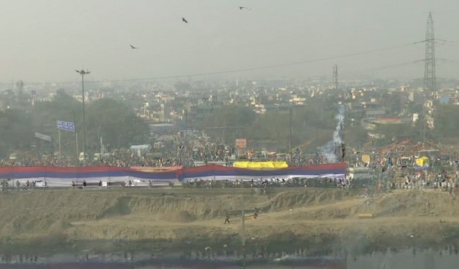 सिंघू और टिकरी बॉर्डर पर बैरिकेट तोड़ दिल्ली में दाखिल हुए किसान, आंसू गैस के गोले दागे गए