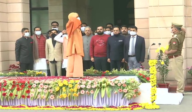 मुख्यमंत्री योगी ने अपने आवास पर किया ध्वजारोहण, बोले- राष्ट्र धर्म सर्वोपरि होना चाहिए