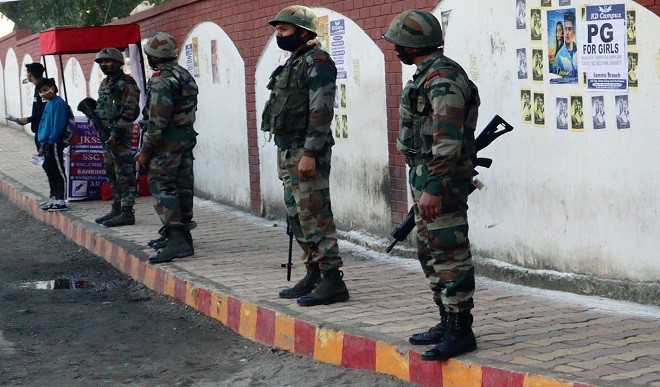 कश्मीर घाटी में सुरक्षा कारणों से मोबाइल फोन पर इंटरनेट सेवा अस्थायी तौर पर निलंबित की गई