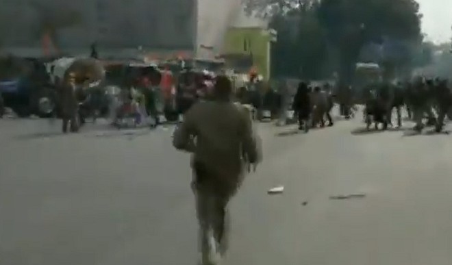 ITO में पुलिस और किसानों के बीच हुई झड़प, लाठीचार्ज के साथ-साथ आंसू गैस के गोले भी दागे गए