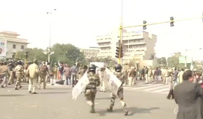 दिल्ली पुलिस की प्रदर्शनकारी किसानों से अपील, बोले- कानून हाथ में नहीं लें, शांति बनाए रखें