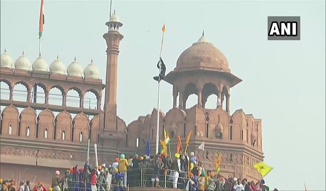 लालकिले में घुसे प्रदर्शनकारी किसान, ऐतिहासिक इमारत के गुंबदों पर लगाए झंडे