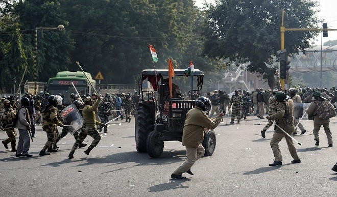 संयुक्त किसान मोर्चा ने ट्रैक्टर रैली के दौरान हिंसा से खुद को किया अलग, कहा- कुछ असामाजिक तत्वों ने घुसपैठ की