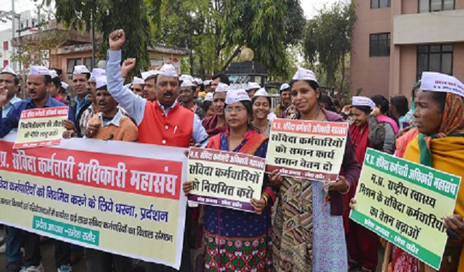 टोपी पहनकर संविदा स्वास्थ्य कर्मचारियों ने नियमितीकरण की मांग को लेकर किया प्रदर्शन