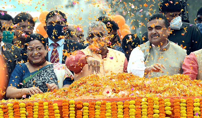 बंगाल भाजपा प्रमुख दिलीप घोष ने गलती से गणतंत्र दिवस पर उल्टा तिरंगा फहराया